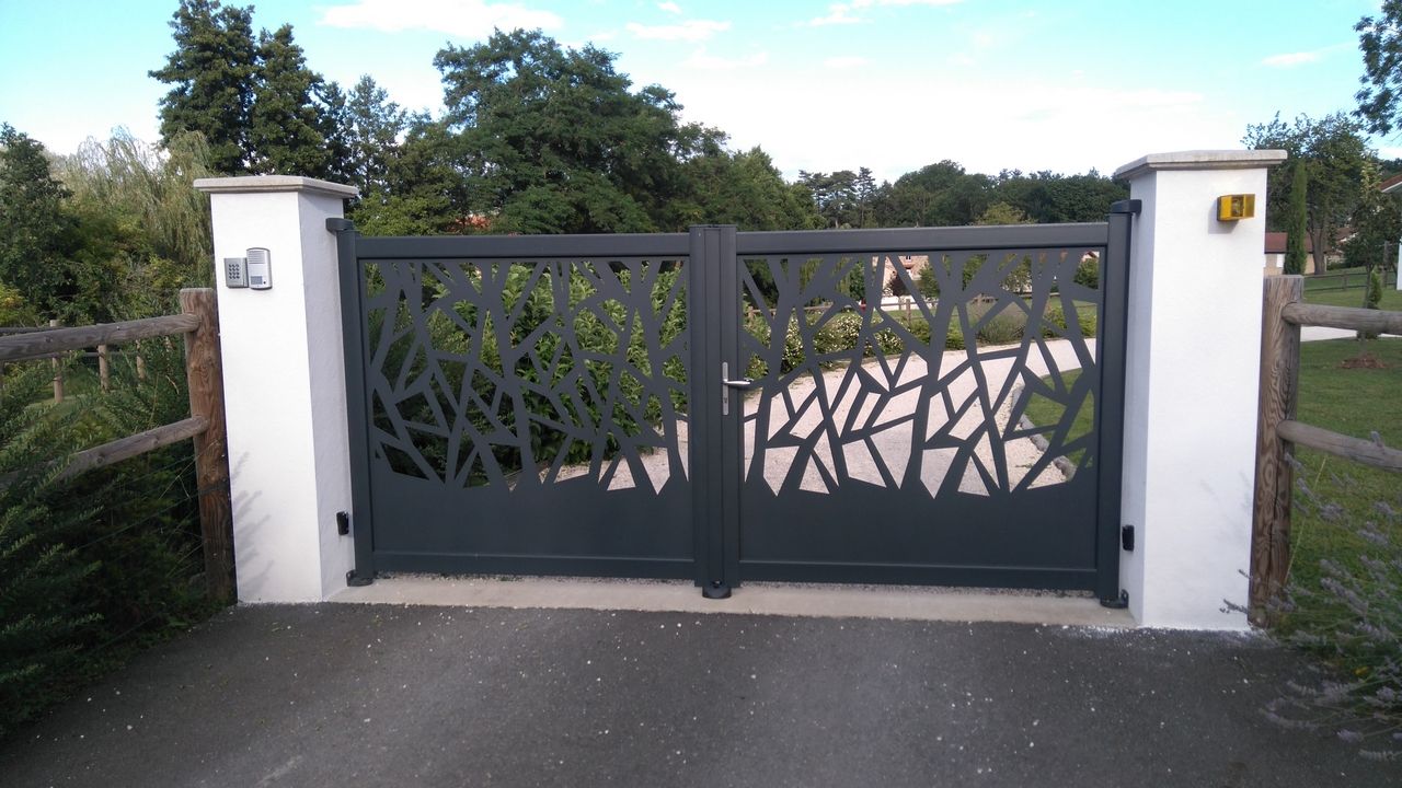 Photo d'un portail avec motifs